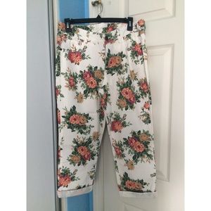 NWT Floral Crop/Capris