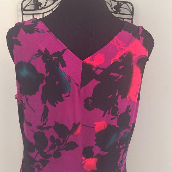 The Limited Large Stretch Sleeveless top. - Picture 3 of 4