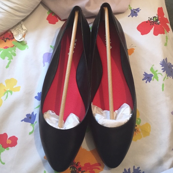 Black pointy flats