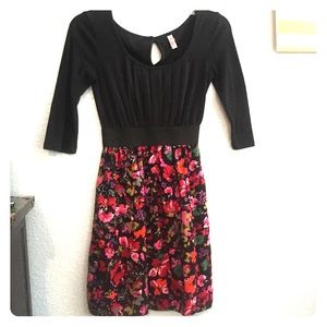 Cute black & floral dress w quarter length sleeve!