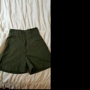 Green high -waisted shorts