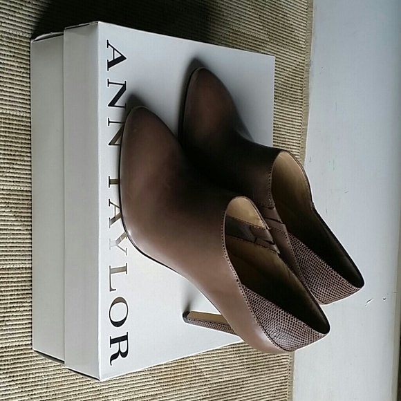 Ann Taylor Liana Pointy Shootie