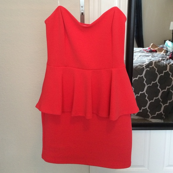 SOLD Tobi Coral strapless peplum dress - Picture 2 of 3