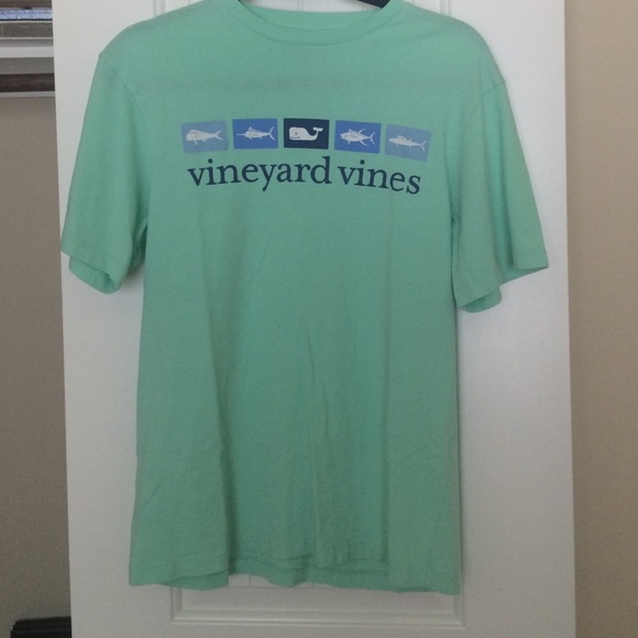 Vineyard Vines mint t shirt.