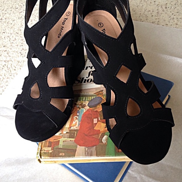 BEAUTIFUL BLACK VELVET WEDGES!!💘
