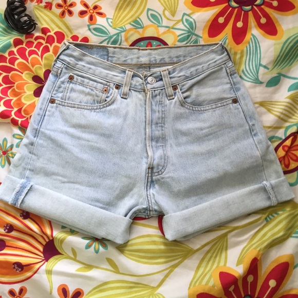 Vintage 501 Levi's high waisted shorts size 26!