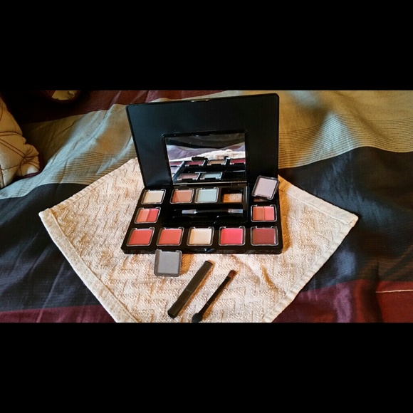 Makeup essentials - Picture 2 of 2