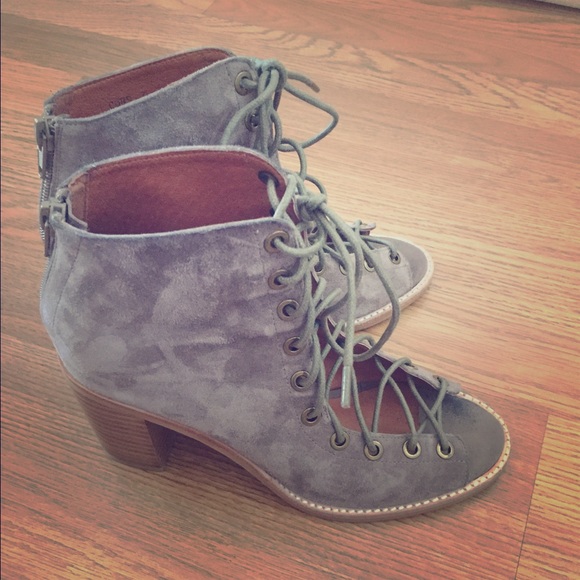 Jeffrey Campbell taupe lace up cors