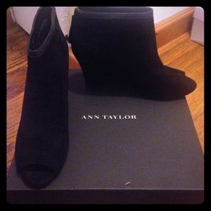 NEW w/box Ann Taylor open toed ankle booties sz8