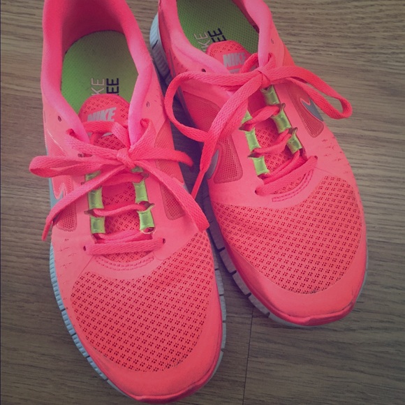 Hot pink nike free run