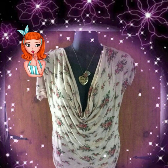 💃💞Very pretty flower print top amazing back