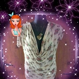 💃💞Very pretty flower print top amazing back
