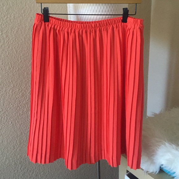 Banana Republic Dresses & Skirts - Bright coral pleated skirt
