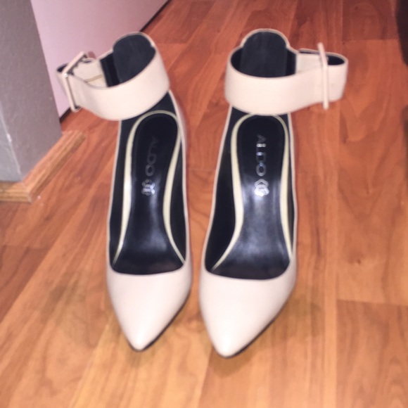 *SOLD SOLD SOLD* Nude Aldo Heels