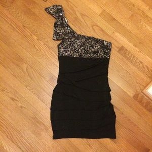 🌃 City Triangles One Shoulder Black Dress