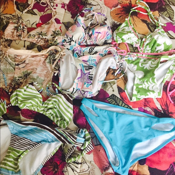 Bikinis and a bottom - Picture 1 of 1