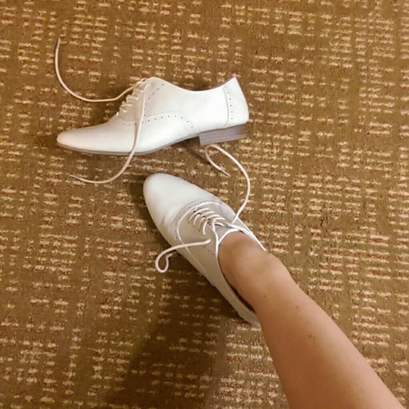 Wingtip shoes
