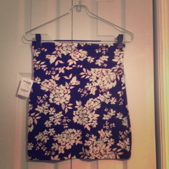 NEW WITH TAG!! Charlotte Russe fitted skirt🌸