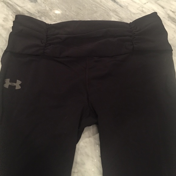 Under Armour black fitted crops super cute details - Picture 2 of 3