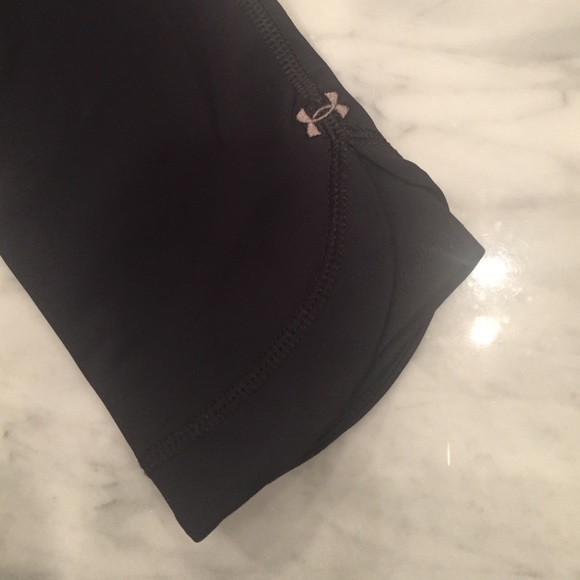 Under Armour black fitted crops super cute details - Picture 3 of 3