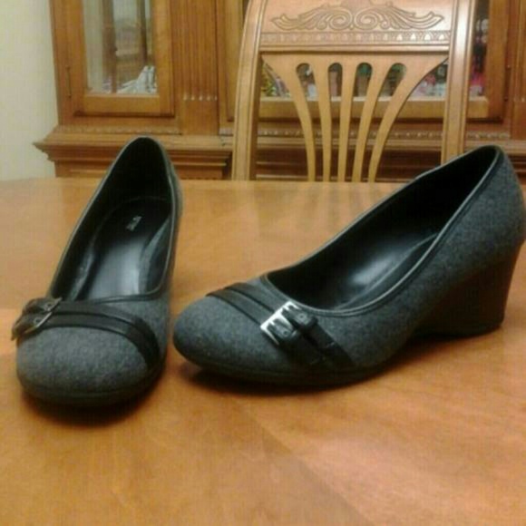 Cute gray and black buckle wedges!
