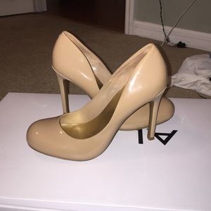 Jessica Simpson nude pumps