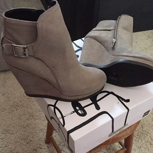 "DV" Taupe ankle boots. Size 8.