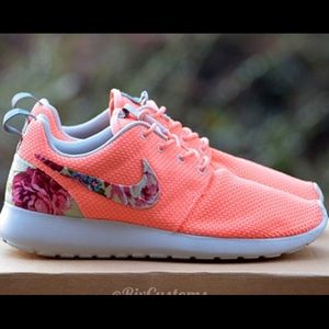 ISO Nike Roshe Runs Size 7