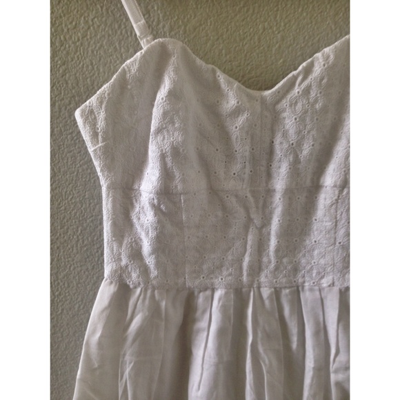 NWT lace detailed dress - Picture 3 of 3
