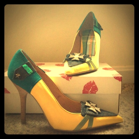 Two Lips Yellow Pumps