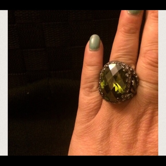 Vibrant green crystal ring