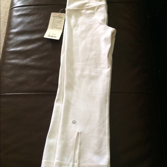 Lululemon NWT gather and crow white crops! Size 4