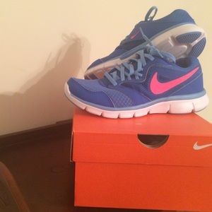 Nike tennis shoe