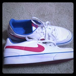 Nike shoes (Brand New) Barely worn