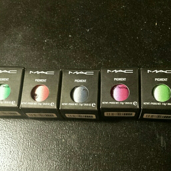 6 eye pigments and earrings