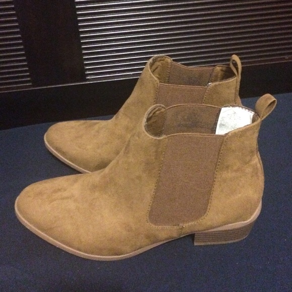 NWT Brown booties