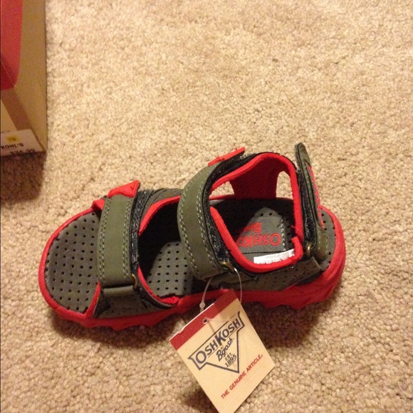 NWT Oshkosh Toddler Boys Sandals - Picture 2 of 3
