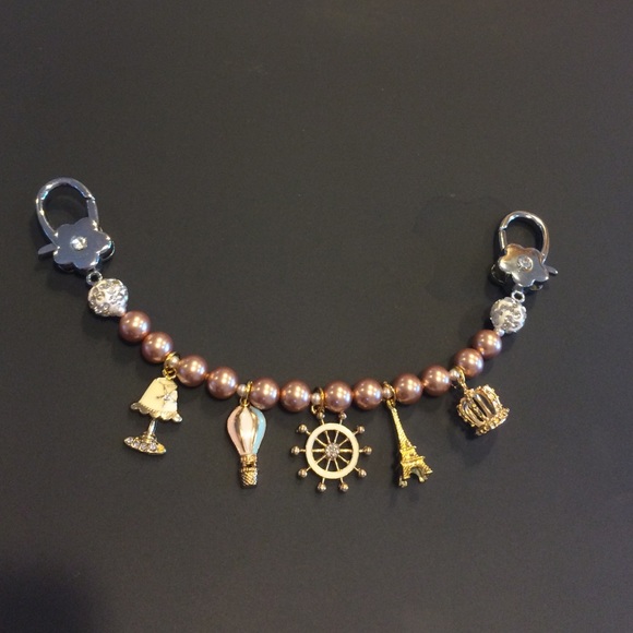 4 bagcharms ( 1 with letter MEILC)