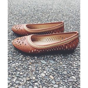 Cute Brand New Tan & Gold Flats