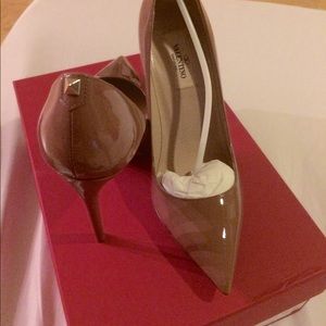NWT VALENTINO NUDE HEELS 🎉