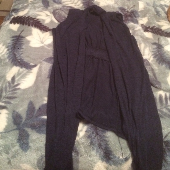 Sleeveless sweater with tie