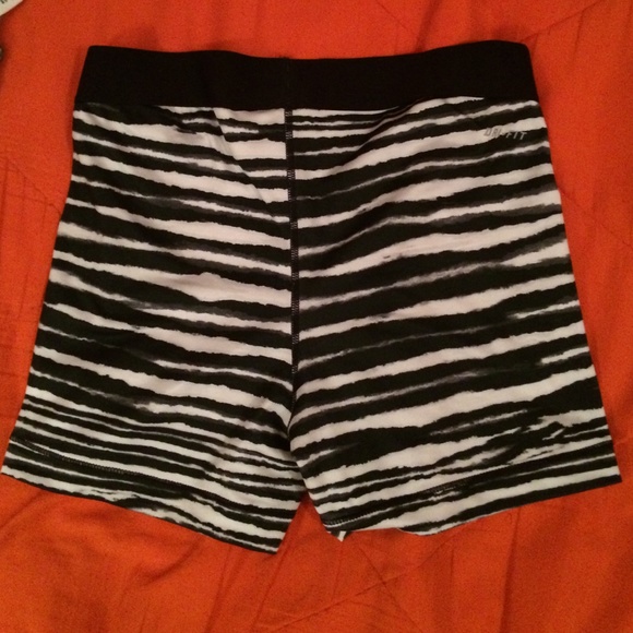 SOLD!NWOT. Black and white nike pro - Picture 2 of 3