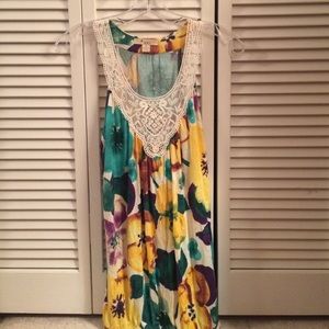 Beautiful floral top!