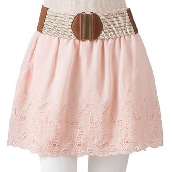 Blush Eyelet Skirt With Belt - Picture 4 of 4
