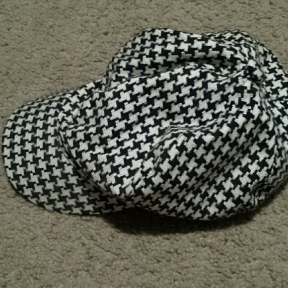 BOGO🆕Cute hat black and white design