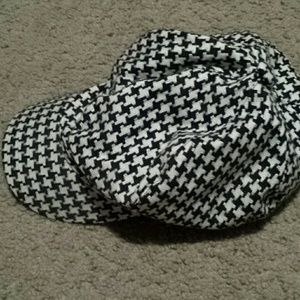 BOGO🆕Cute hat black and white design