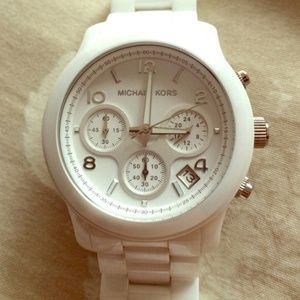 on hold for @melli_gomez