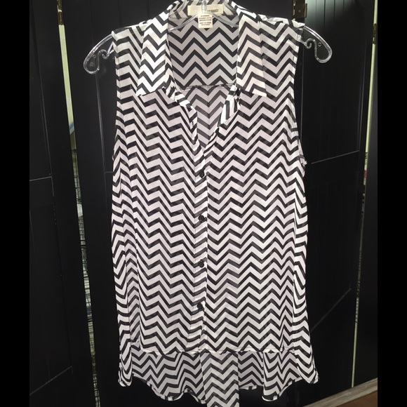 Sans Souci Tops - SOLD 🔅Sans Souci Zig Zag High-Low Sleeveless Top