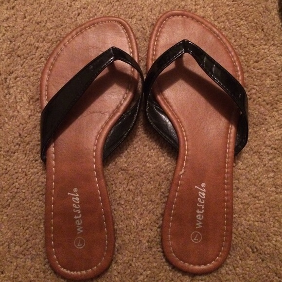 Black/tan flip flops