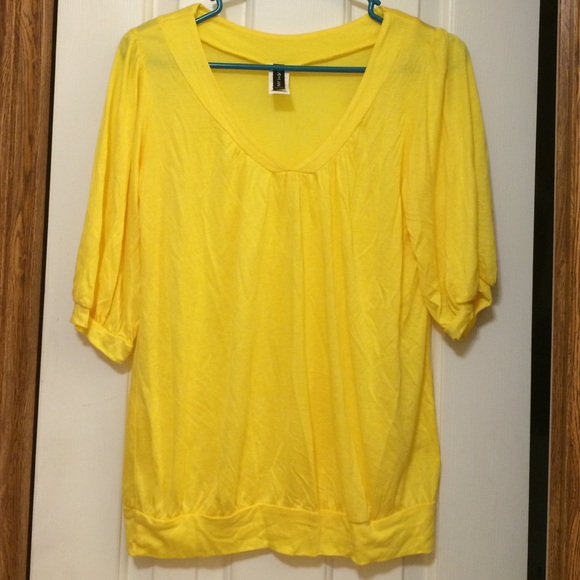 Casa Lee Tops - Yellow top with a v neck front